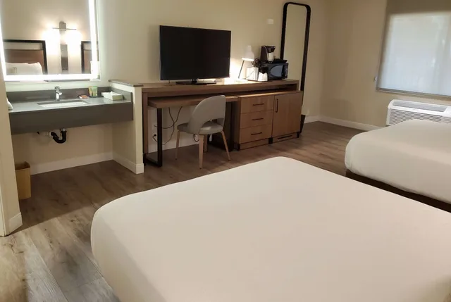 غرفة ديلوكس بسريرين كوين مع أريكة، Wyndham Garden San Diego near SeaWorld 5/6