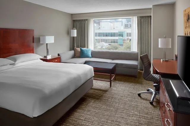 غرفة بسرير كينج مع أريكة، Marriott Eaton Centre Toronto 2/5