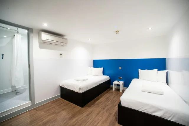 Room, Twin Beds, No Window, CiTi Hotel London Luton By Belvilla 1/2