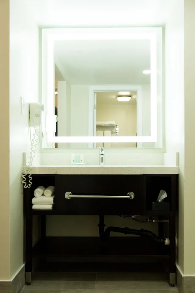 غرفة بسرير كينج مع أريكة يُسمح فيها بالحيوانات الأليفة، Quality Inn & Suites Goodyear - Phoenix West 10/10
