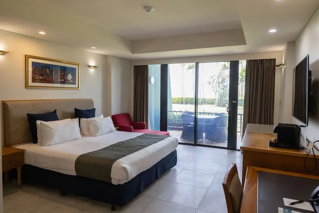 غرفة سوبيريور بسرير كينج بإطلالة على البحر، Mindil Beach Casino Resort 1/6