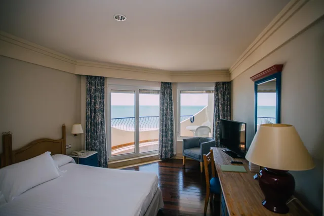 Room, Double or Twin Bed, Sea Front، Playa Victoria 4/10