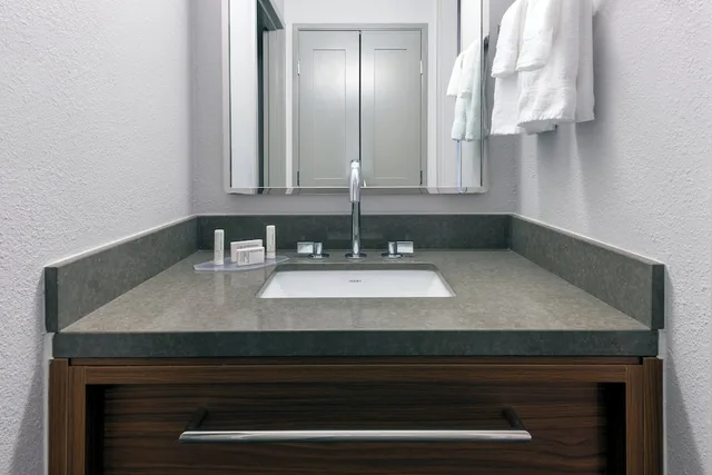 غرفة بسرير كينج مع أريكة لذوي الإعاقة، Courtyard by Marriott Tallahassee North/I-10 Capital Circle 3/4