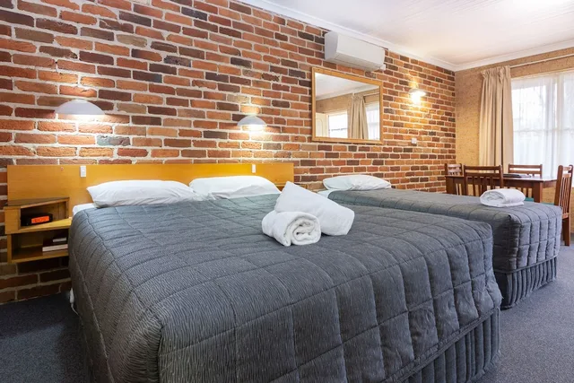 جناح عائلي عائلي بسرير كوين وسريرين فرديين بغرفتي نوم بمطبخ صغير، Cedar Lodge Motel 2/4