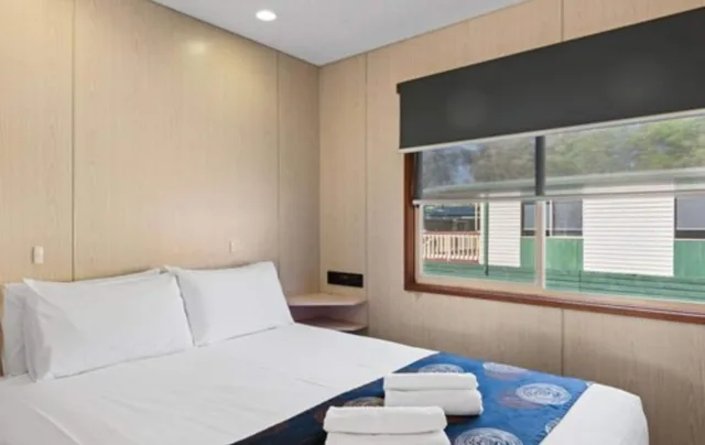 كابينة سوبيريور بسرير كوين بـ3 غرف نوم، DISCOVERY PARKS - ECHUCA 2/6