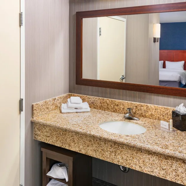 جناح بسرير كينج بغرفة نوم واحدة مع أريكة بحوض استحمام لذوي الإعاقة، Courtyard By Marriott Santa Ana Orange County 2/3