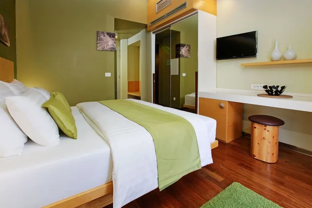 غرفة قياسية بسريرين منفصلين بإطلالة على المسبح بشرفة، Boutique Hotel Bol 2/5