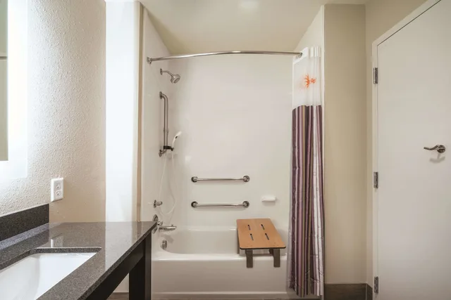 غرفة بسرير كينج لذوي الإعاقة، La Quinta Inn & Suites by Wyndham Memphis Downtown 3/4