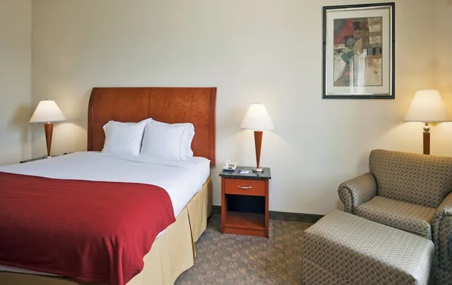 غرفة قياسية بسرير كينج، Holiday Inn Express Hotel Suites Fairfield North 2/2