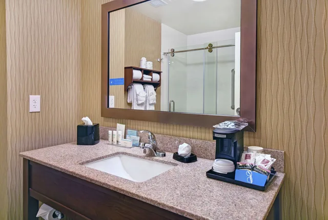 جناح بسرير كينج بحوض جاكوزي، Hampton Inn and Suites Milwaukee Franklin 3/4