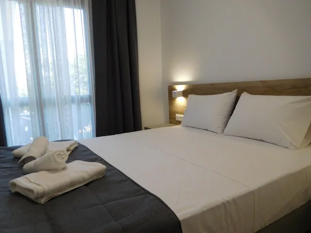 جناح عائلي بسريرين كوين بغرفتي نوم مع أريكة، Hotel Vozina 7/10