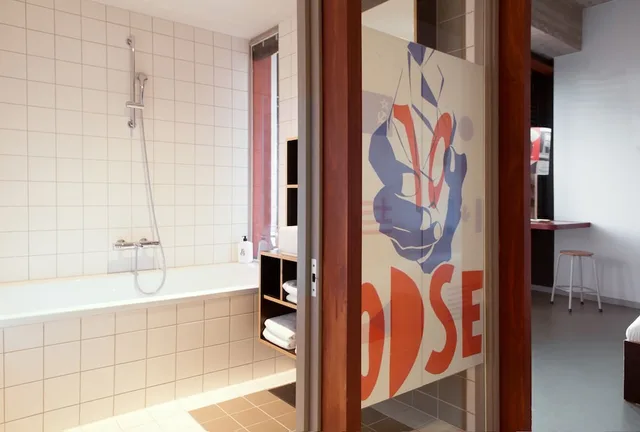 غرفة رباعية بسريرين مزدوجين بحوض استحمام، Volkshotel Amsterdam 2/3