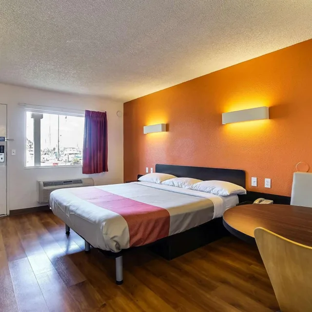 Deluxe, Motel6 Oakland, CA - Embarcadero 6/10