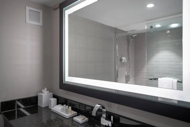 غرفة بسريرين كوين مع دخول الصالة، Renaissance Minneapolis Bloomington Hotel 7/8