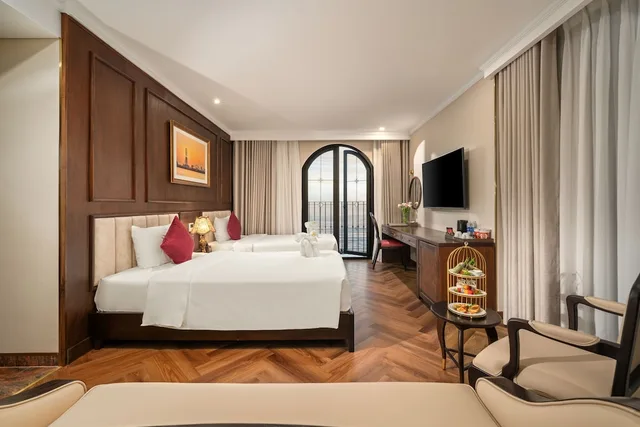 جناح بسرير كينج بإطلالة جزئية على البحر بحوض استحمام، Golden Lotus Luxury Hotel Da Nang 4/10