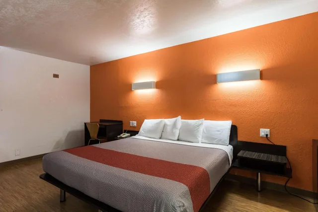 1 King Bed - Mobility Access Ri Shwr Nsmk, Motel6 Uvalde, TX 7/10