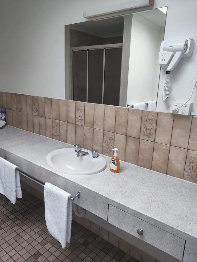 غرفة ديلوكس بسرير كوين مع أريكة، Belvoir Village Motel Apartments 2/4