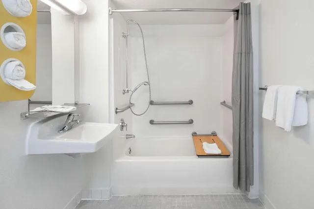 2 Queen Beds - Mini Fridge، Motel6 Thousand Oaks, CA 4/4