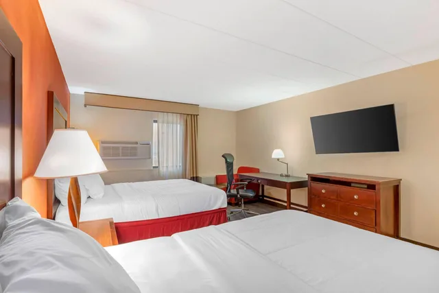 غرفة رباعية بسريرين كوين، Clarion Hotel & Conference Center Lansing West 3/4