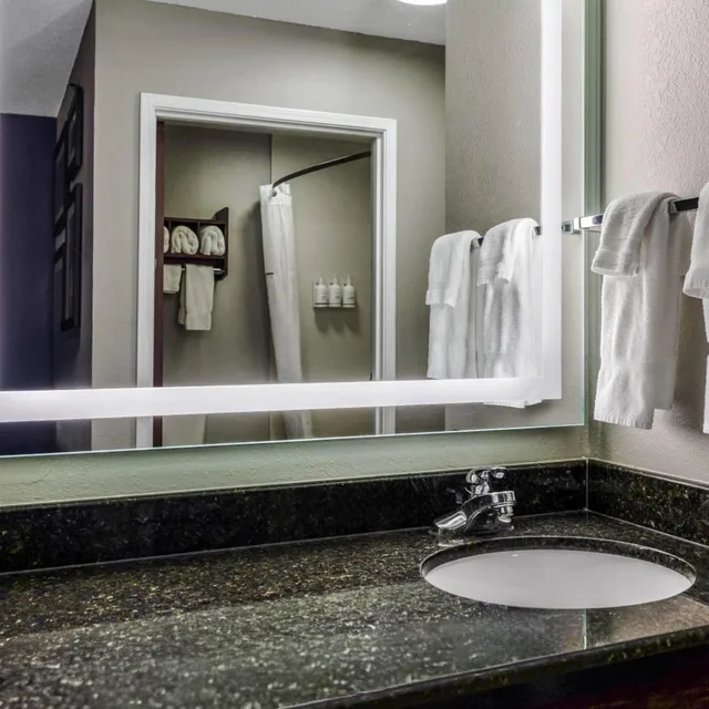 غرفة تنفيذية بسرير كينج، La Quinta Inn & Suites by Wyndham Louisville East 8/10