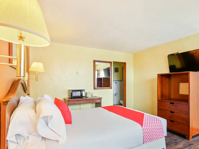غرفة بسرير كينج، OYO Hotel Downtown Peoria I-74 1/10