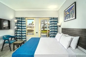 جناح كلاسيكي بسرير كوين بإطلالة على المسبح مع أريكة، Invidia Coral Beach Tiran 1/1