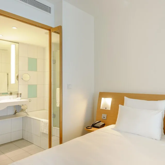 Standard, King Bed, Sofa, Novotel Aachen City Hotel 5/10