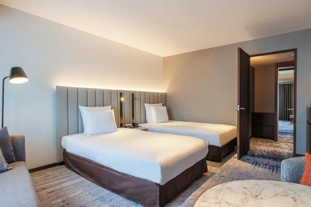 غرفة قياسية بسريرين منفصلين مع دخول صالة النادي، Ana Crowne Plaza Hotel Hiroshima 1/2