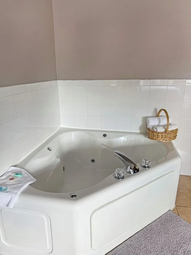 غرفة ديلوكس بسرير كينج مع أريكة بجاكوزي، Reston Inn & Suites 10/10