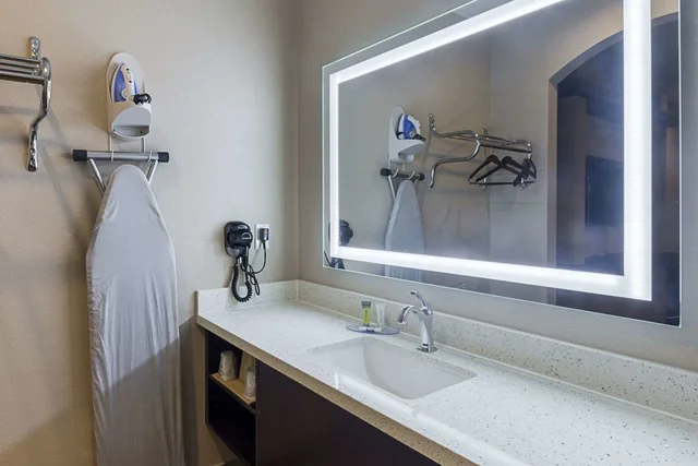 Efficiency, Suite, King Bed, Accessible، Econo Lodge Inn and Suites Houston NW-Cy-Fair 4/5