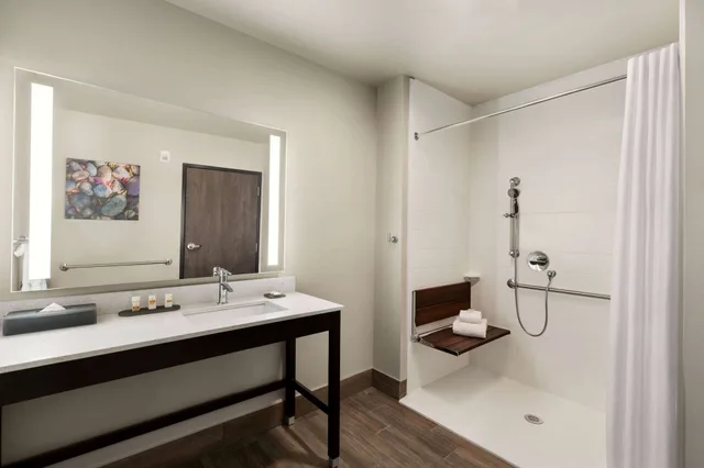 غرفة ديلوكس بسرير كينج لذوي الإعاقة، La Quinta Inn And Suites by Wyndham Burlington 4/4