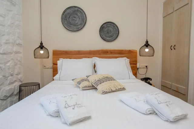 غرفة كلاسيكية ثلاثية بسرير فردي، Ampelos Inn 1/2