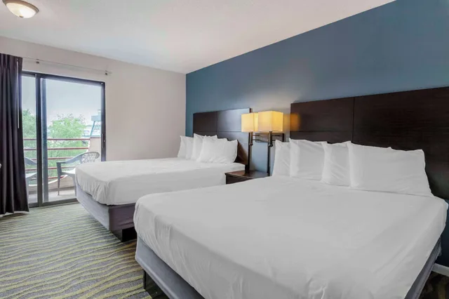 غرفة قياسية بسرير بطابقين وسريرين كوين، Atlantis Family Waterpark Hotel, an Ascend Collection Hotel 3/10
