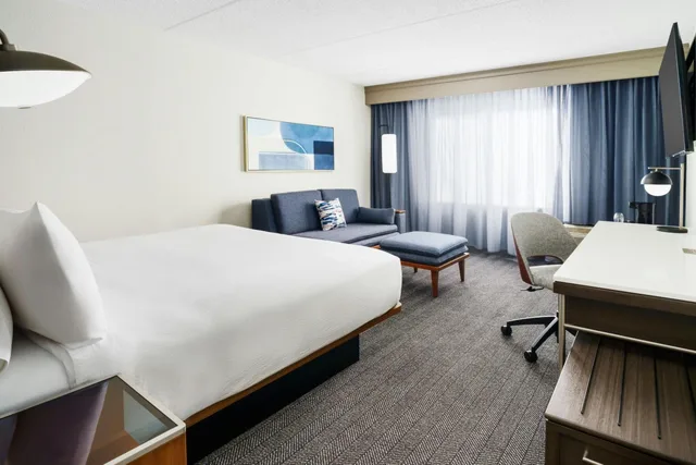غرفة بسرير كينج بحوض استحمام لذوي الإعاقة، Courtyard Chicago Midway Airport 2/9