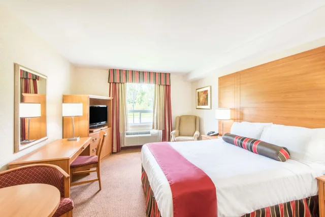 غرفة بزنس بسرير كينج، Super 8 by Wyndham Cornwall ON 1/6