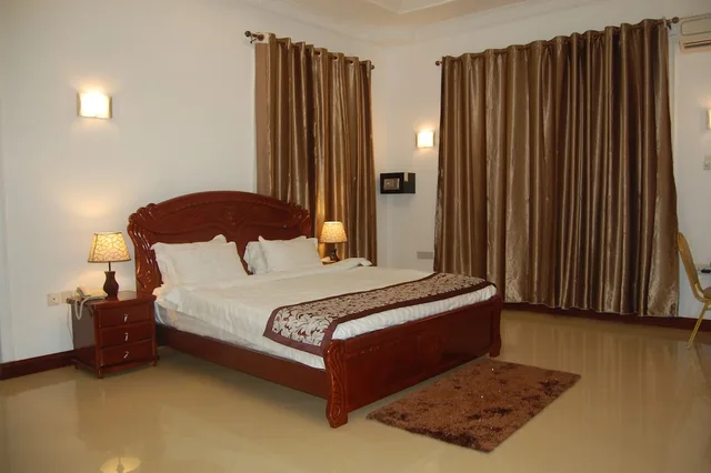Executive, Suite, Queen Bed, Kingsbridge Royale Hotel 1/7