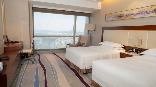 غرفة قياسية بسريرين منفصلين بإطلالة على البحيرة، CROWNE PLAZA WUXI TAIHU 4/6