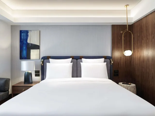 غرفة ديلوكس بسرير كينج بشرفة، Athens Capital Hotel - MGallery Collection 4/6