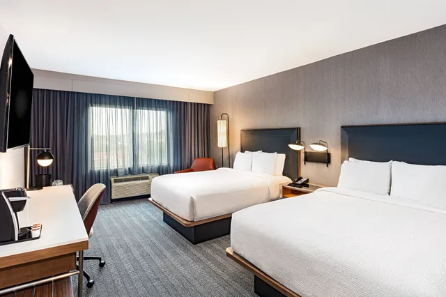 غرفة بسريرين كوين بإطلالة، Courtyard By Marriott Anaheim Resort Convention Center 1/7