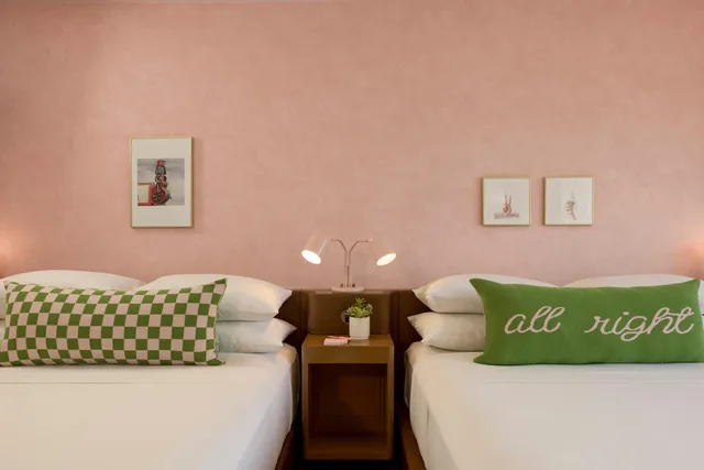 غرفة بسريرين كوين في طابق مرتفع، Renaissance Austin Downtown Hotel 1/11