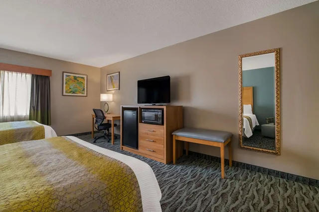 Mini, Suite, 2 Queen Beds, Sofa, Best Western Plus Executive Court Inn & Conference Center 3/3