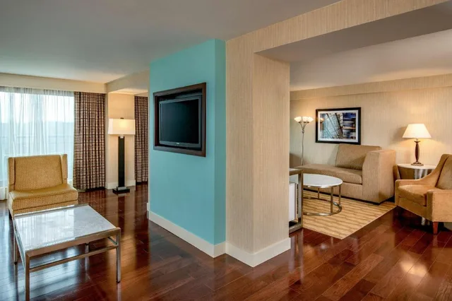 جناح رئاسي بسرير كينج مع أريكة لذوي الإعاقة، Embassy Suites by Hilton Boston Waltham 2/4