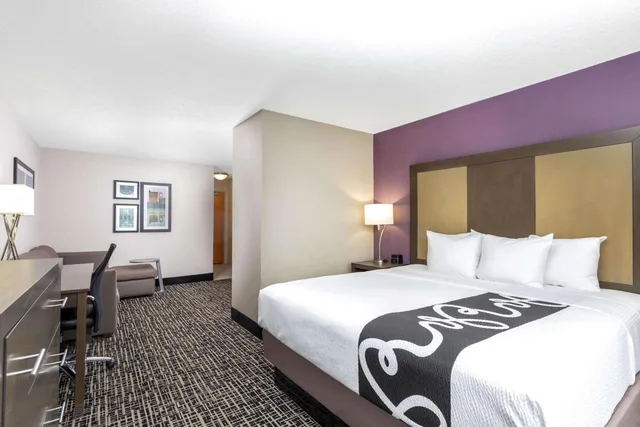 Deluxe, King Bed, Bathtub, Accessible, La Quinta Inn & Suites by Wyndham Hopkinsville 8/10