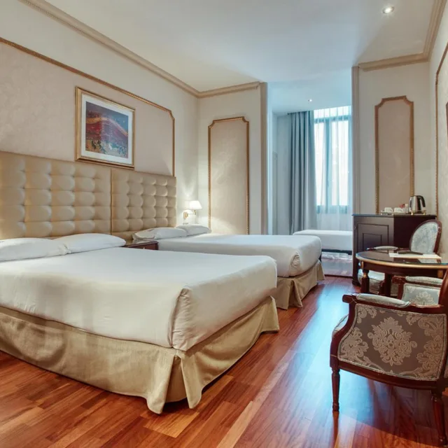 غرفة كلاسيكية ثلاثية، Roger De Lluria Hotel 1/7
