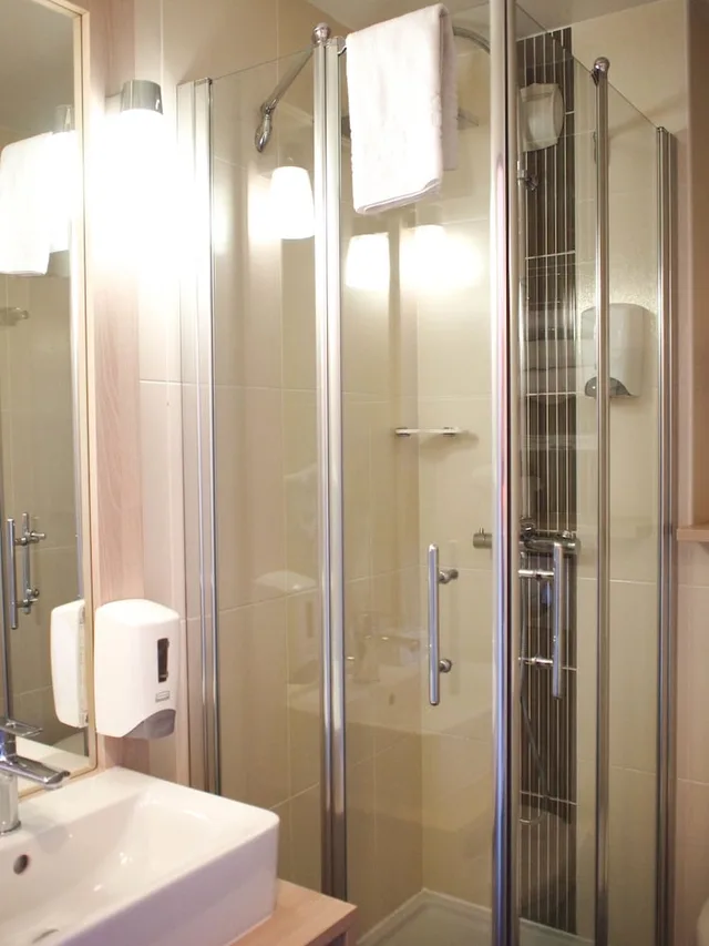 غرفة عائلية بسرير مزدوج وسريرين منفصلين، Hôtel Inn Design Vannes Resto Novo 7/8