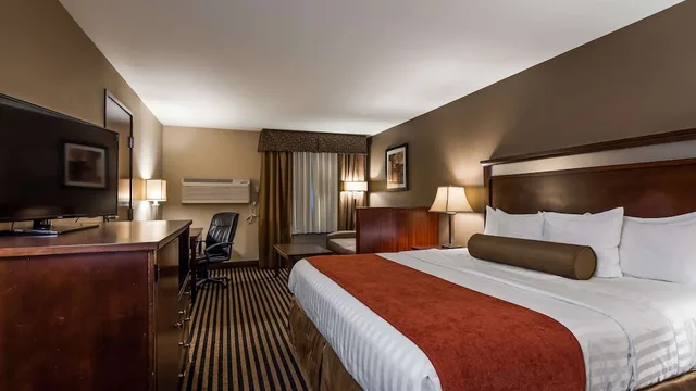 غرفة قياسية بسرير كينج مع أريكة، Best Western Plus Prairie Inn 1/7