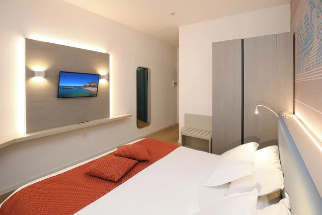 غرفة بانورامية ثلاثية بسرير كوين وسرير فردي بإطلالة على البحر، Riviera Castelsardo Hotel 8/10