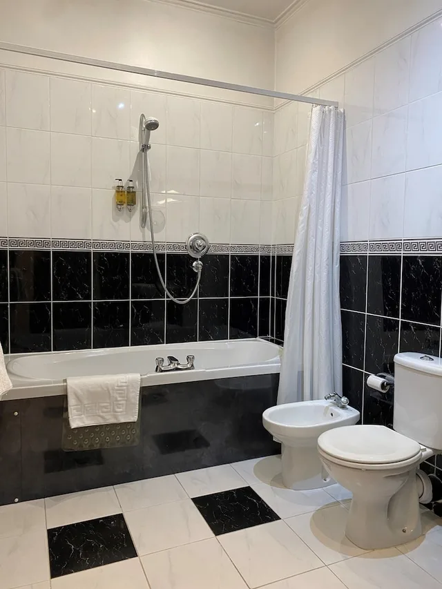 Feature, Double Bed، Alton House Hotel 5/5