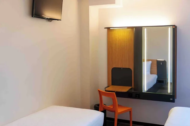 غرفة عائلية ثلاثية بسرير مزدوج لذوي الإعاقة، easyHotel Amsterdam City Centre 7/10