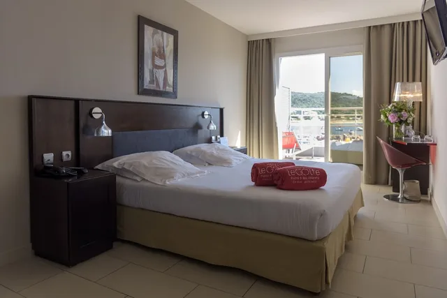 غرفة فاخرة بسريرين منفصلين بإطلالة على البحر بشرفة، Hotel Le Golfe 2/4